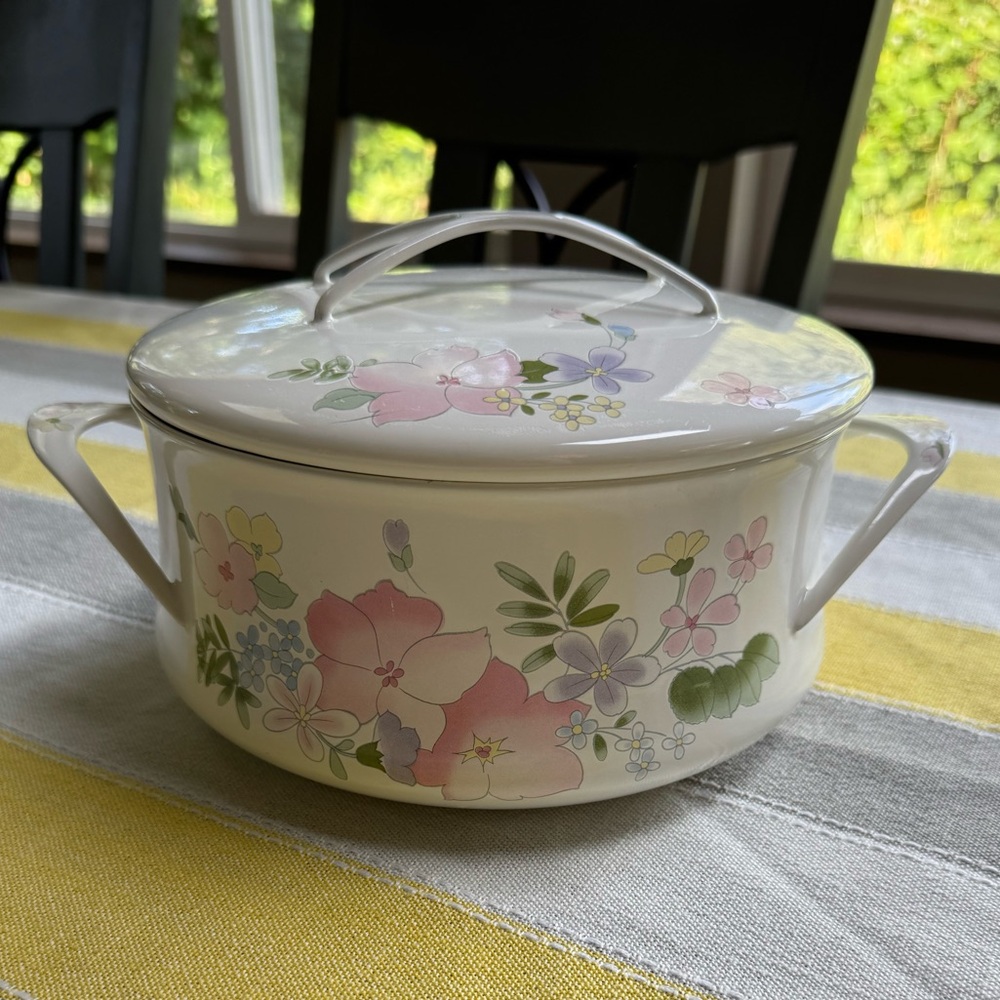 Vintage Kobe Enamelware Casserole Pot and Matching Lid, Courtney Pattern